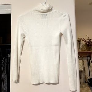 Light turtleneck in white. Perfect for layering